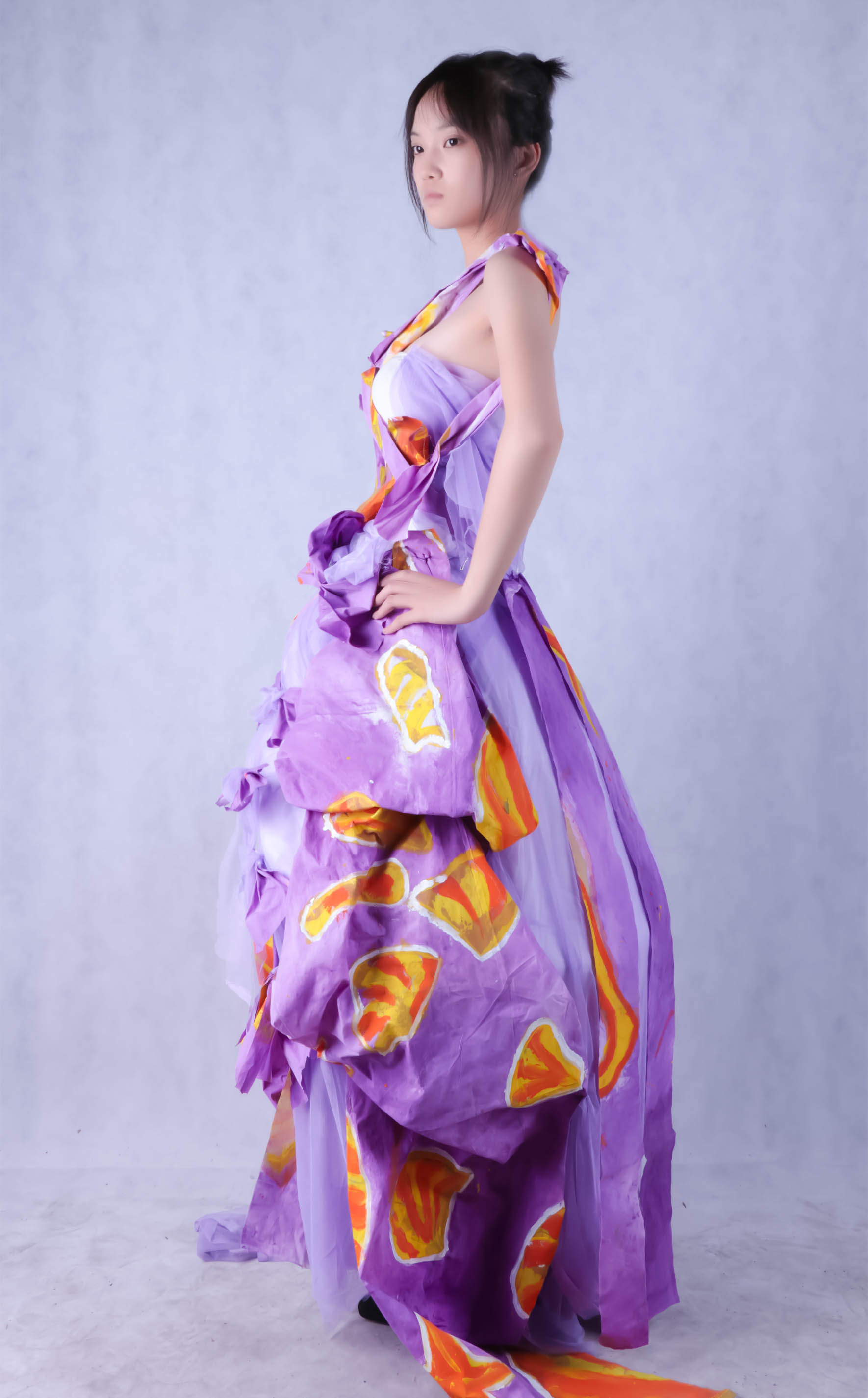 设计说明: 裙子主体颜色为紫色,辅色有黄色,以海洋元素海螺,扇贝,及